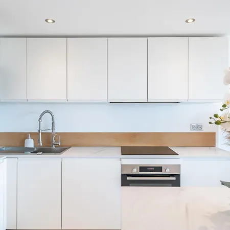 Cozystay 1700 -luxury 3-bedroom With Terrace & Sea View In