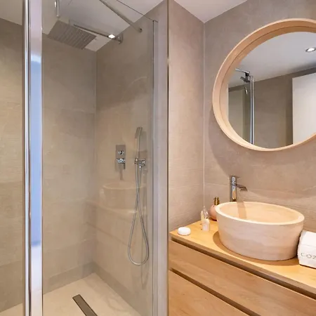 Cozystay 1700 -luxury 3-bedroom With Terrace & Sea View In